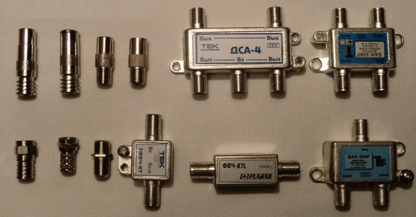 El primero usa conectores F y el segundo usa un divisor para un posible cableado adicional a varios dispositivos