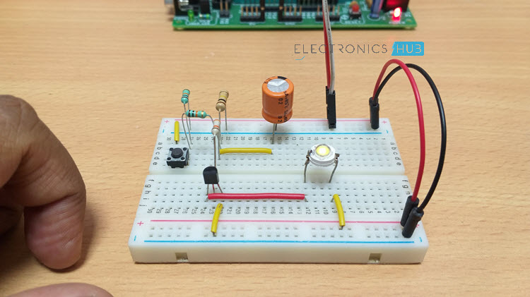 Между резистором 100 кОм и конденсатором можно разместить диод с PN-переходом типа 1N4007, чтобы при разряде заряд конденсатора протекал только через другие резисторы
